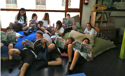 Estudiantes leyendo.