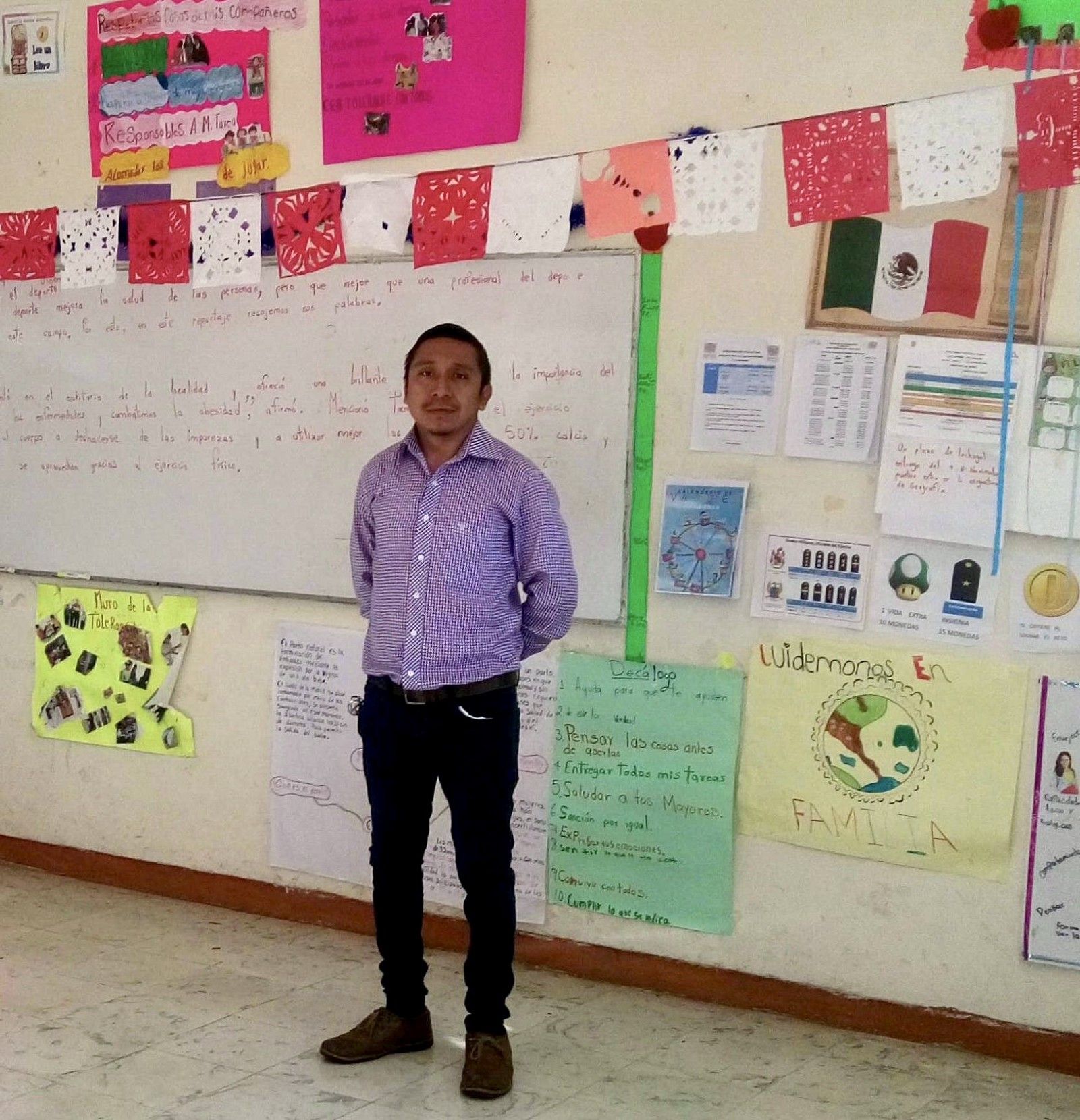 Héctor Armando Huchin parado en frente de su aula de estudiar