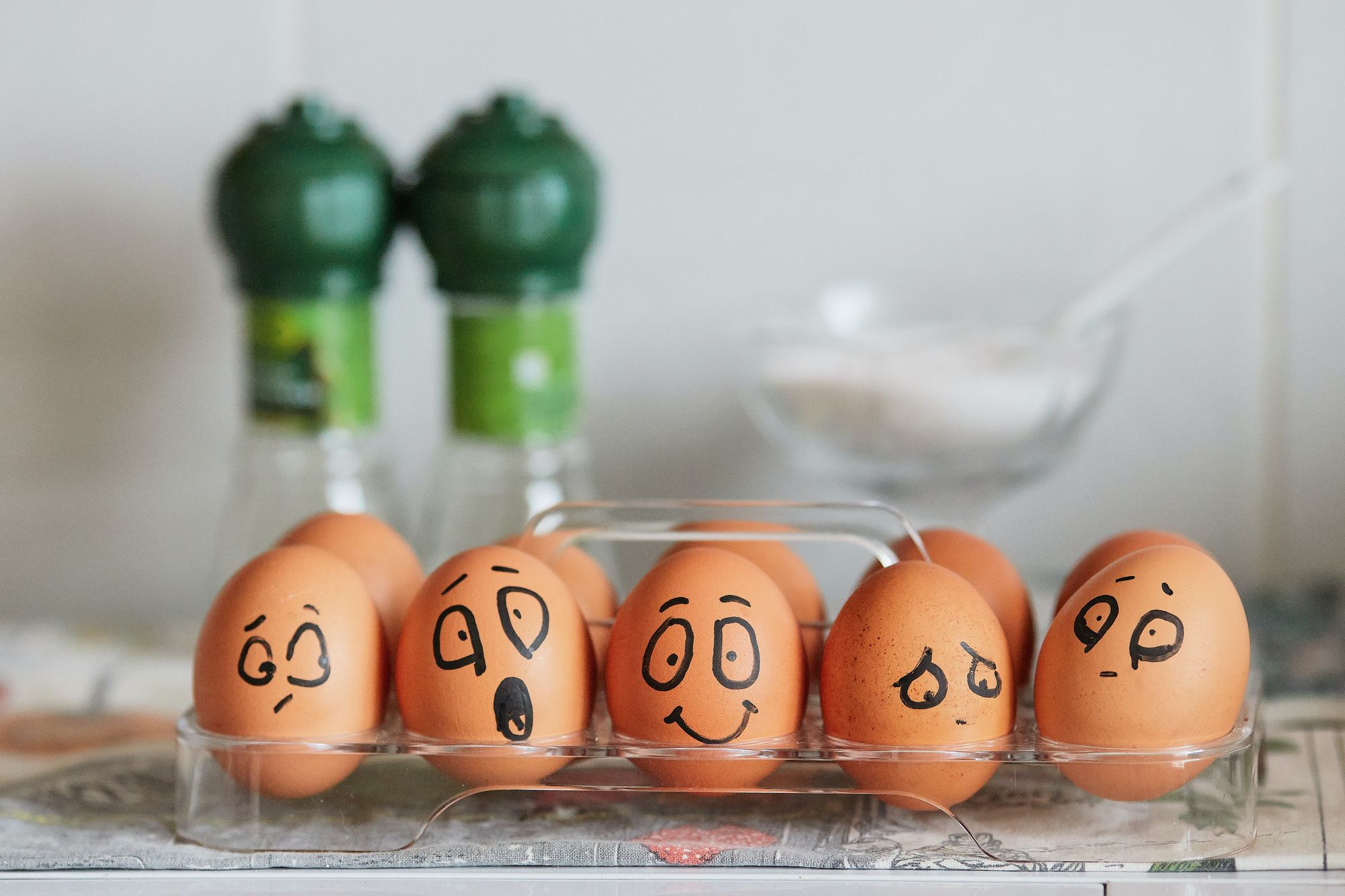 Seis huevos con caritas dibujadas