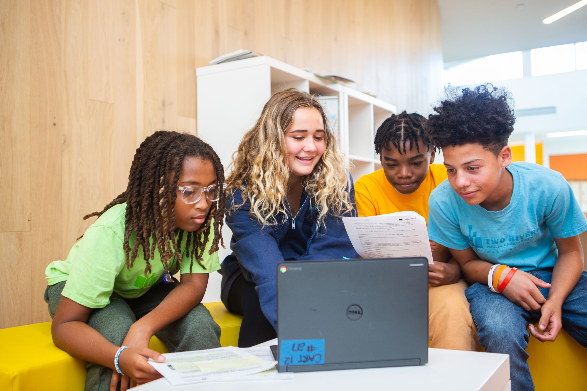 Grupo de estudiantes mirando una computadora