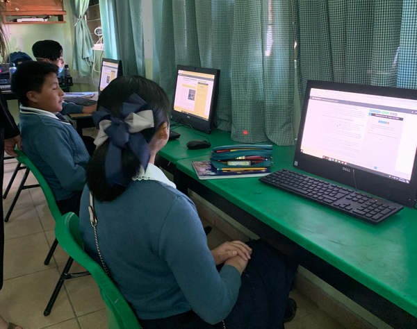 Estudiantes en México en una sala de cómputo usando la plataforma CommonLit en unas computadoras.